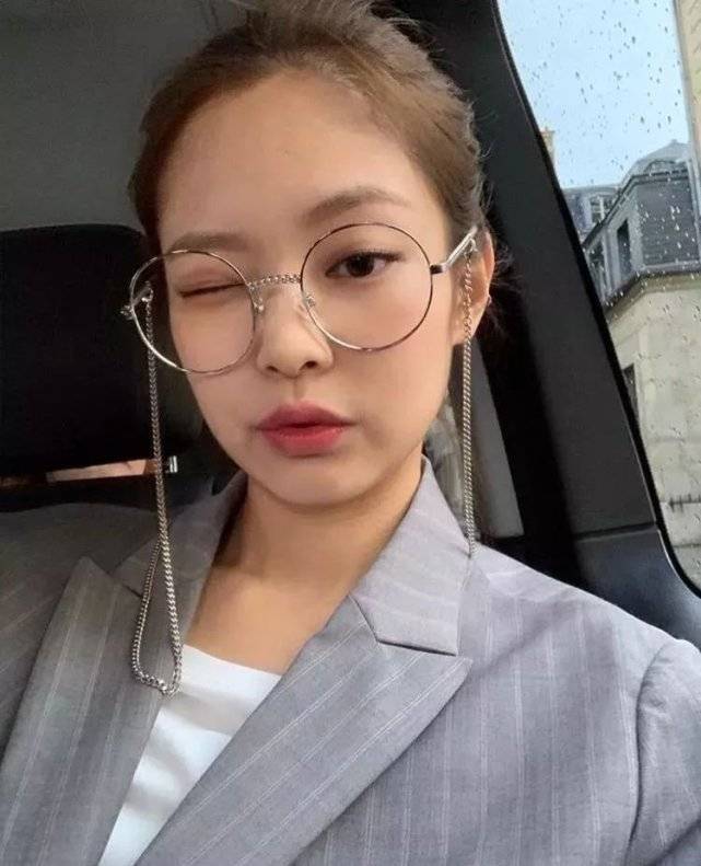 眼睛|张艺兴戴上眼镜成撕漫男，Jennie名媛范，杨幂的平光镜更有复古感