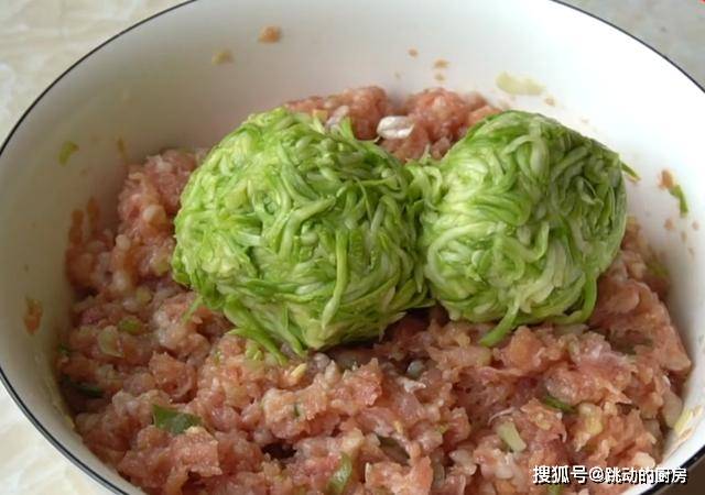 糯米蒸排骨的家常做法要放油吗 8cc8c216ec5d42eba3f9e80fe5ae0439.jpeg