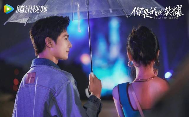 乔晶晶|热巴杨洋在迪士尼看烟花！“乔晶晶”穿吊带好性感，荣耀夫妇太上头