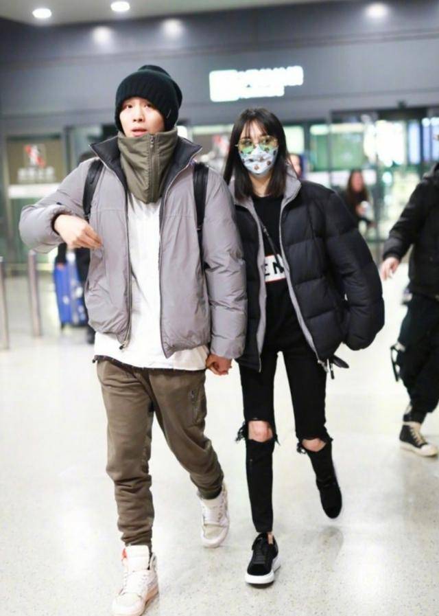 金色|郑爽分手主攻时尚事业，化身钮钴禄·爽，穿金色裙臂挂流苏变女王