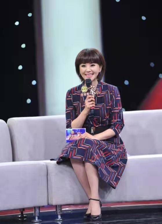 黑色|央视主持方琼滞留河北!穿上万块棉服街头当志愿者,演绎别样时尚