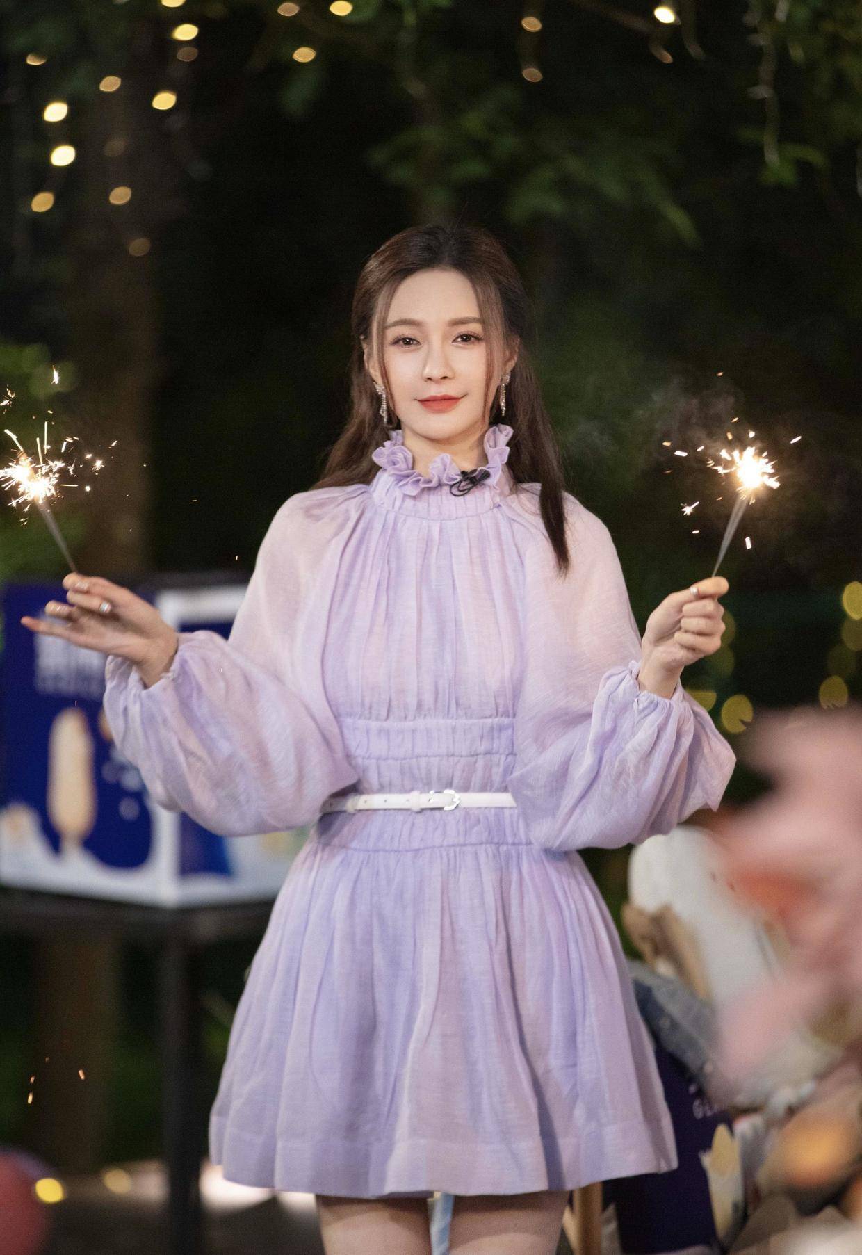 身材|有种“少女感”叫沈梦辰，穿娃娃领衬衫配短裤俏皮灵动，减龄洋气