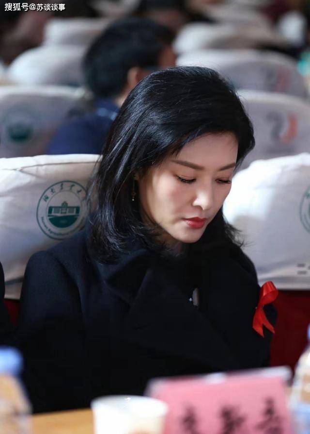 设计|周涛现身穿风衣配长靴,51岁还贴双眼皮粘假睫毛,大龄女人也扮嫩