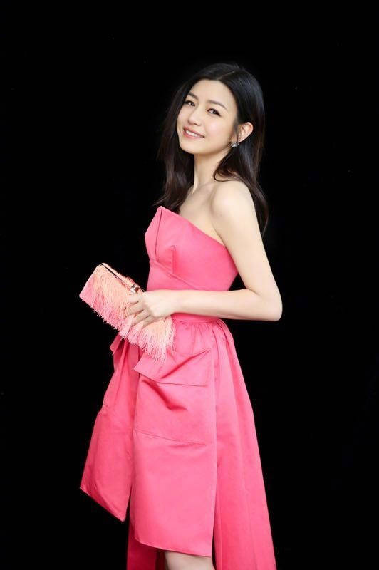 玲珑|陈妍希越长越美了,牛仔裙勾勒玲珑身姿,“彩虹装”美回18岁