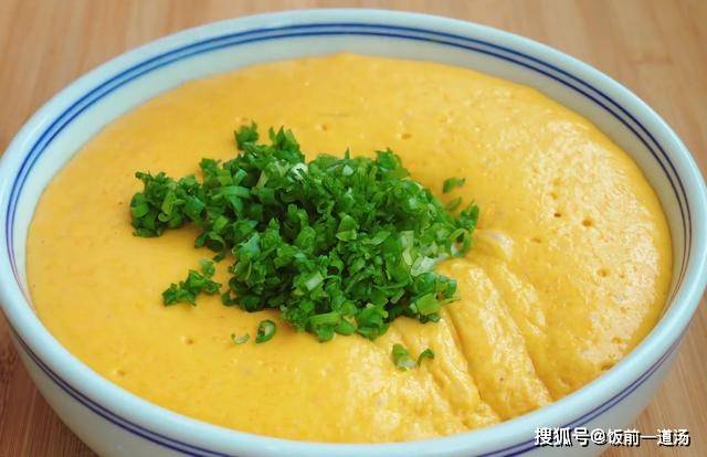 做法|一块南瓜2鸡蛋，筷子搅一搅，8分钟搞定全家人早餐，比油条还香