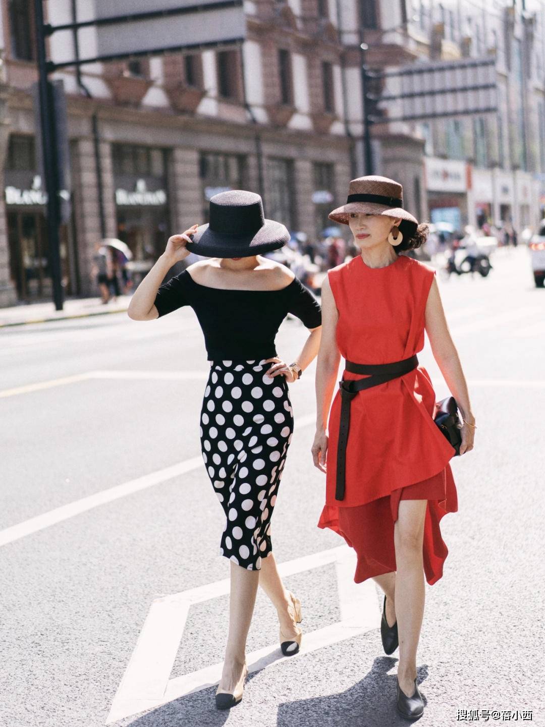 学三木|女人过了50岁，少穿黑白灰！学三木妈妈的高级优雅搭配，时髦气质