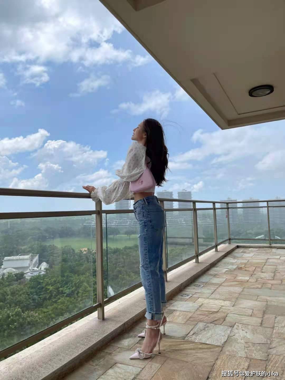 小姑娘|沈梦辰30多了还像小姑娘，打扮洋气时髦，青春靓丽像吃了＂防腐剂＂