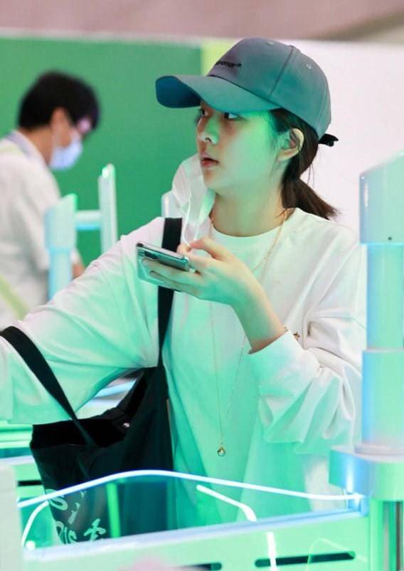 黄磊|黄磊15岁女儿出落得亭亭玉立，穿白T凹下衣失踪硬装成熟，真时尚