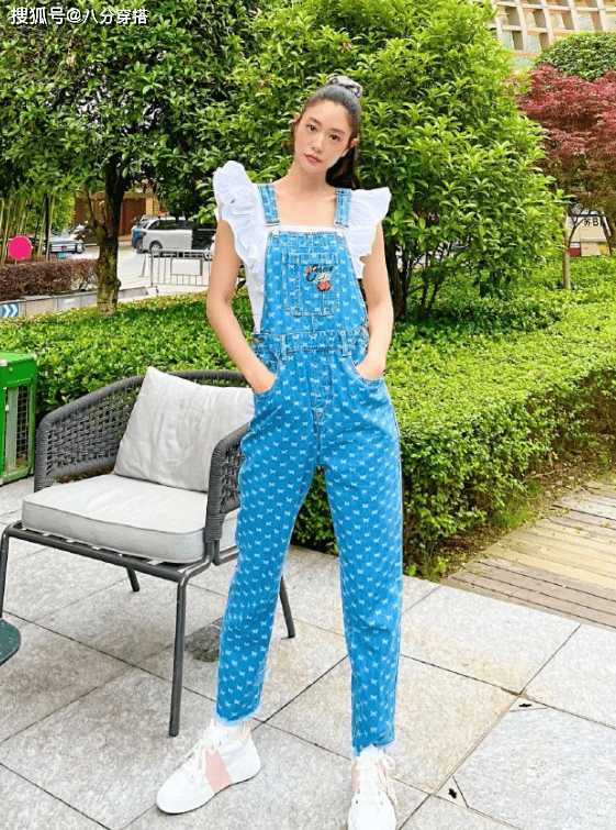 身材|克拉拉不愧是“亚洲第一美女”，牛仔套装中性飒爽，搭吊带显妩媚