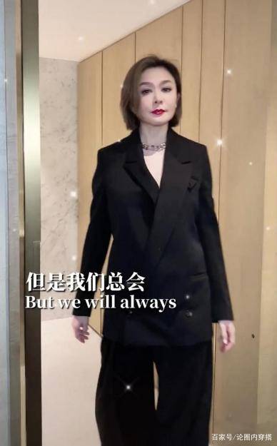 职场|关之琳太敢穿了，58岁穿西装真空亮相，事业线太吸引眼球了