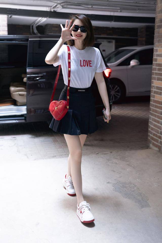 荧光|戚薇连体裤穿出女人味,“露肩”搭配很惊艳,荧光色内搭才是王牌