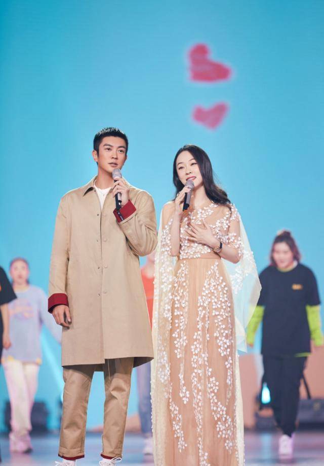 巴掌|霍思燕夫妇上夏晚：穿“晕染”裙却是巴掌腰，幸福肥拿她硬是没辙