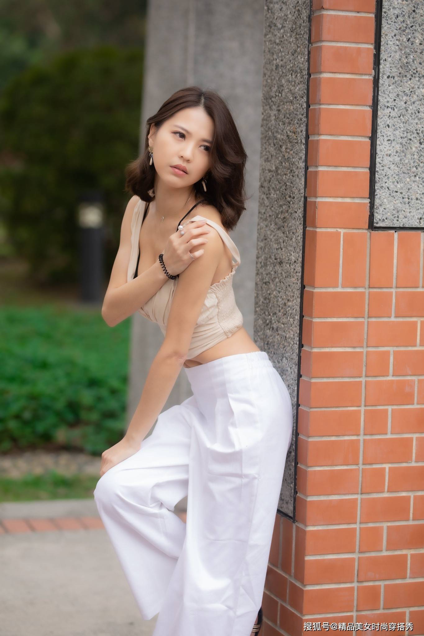 风韵|时尚有女人魅力的小背心搭配阔腿裤，显得风韵十足，很有女人魅力