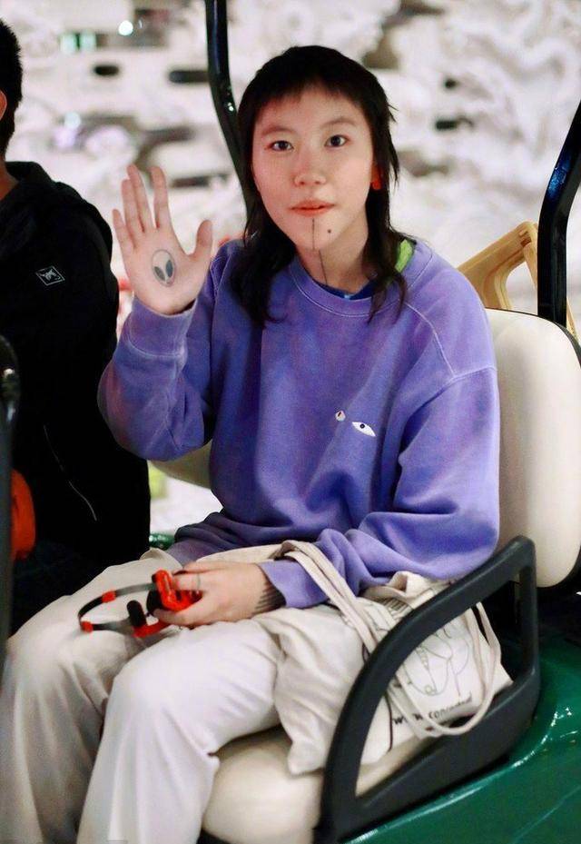 耳坠|周夏雨穿紫色“草丛装”现身，搭配九分裤秀纹身，遥相呼应窦靖童