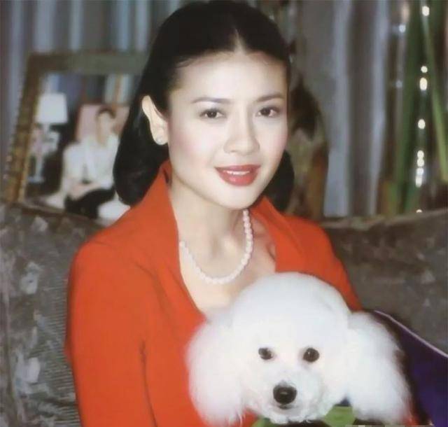 公主|泰国“铁憨憨”王子被惯坏！乘飞机请小女生玩，接机人员全程下跪
