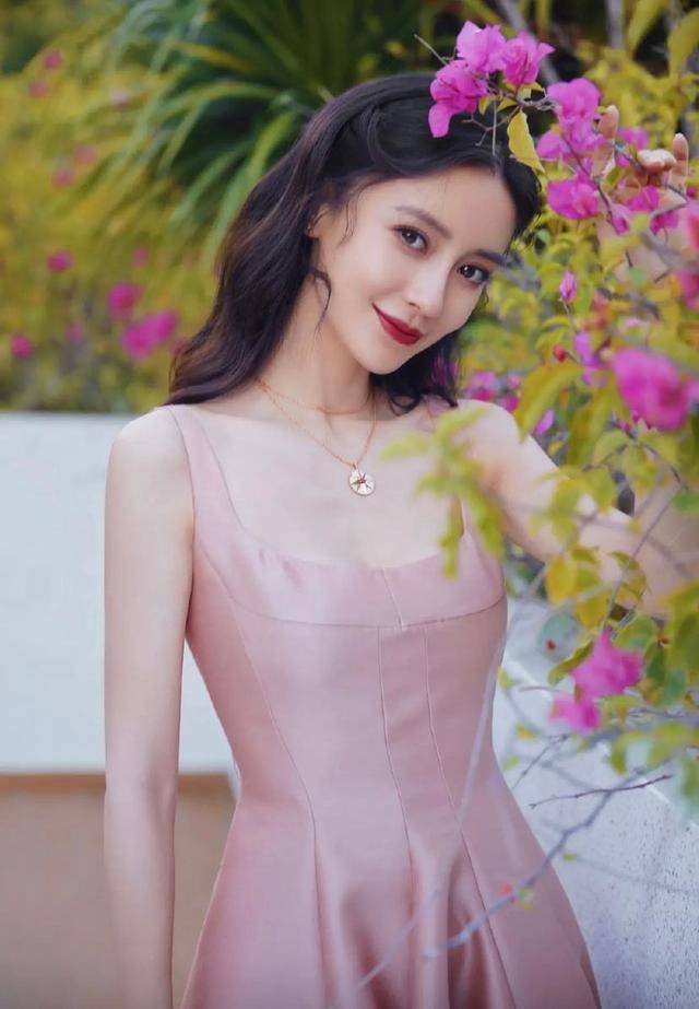 设计|Angelababy少女感很足，身穿抹胸吊带裙，优雅有气质