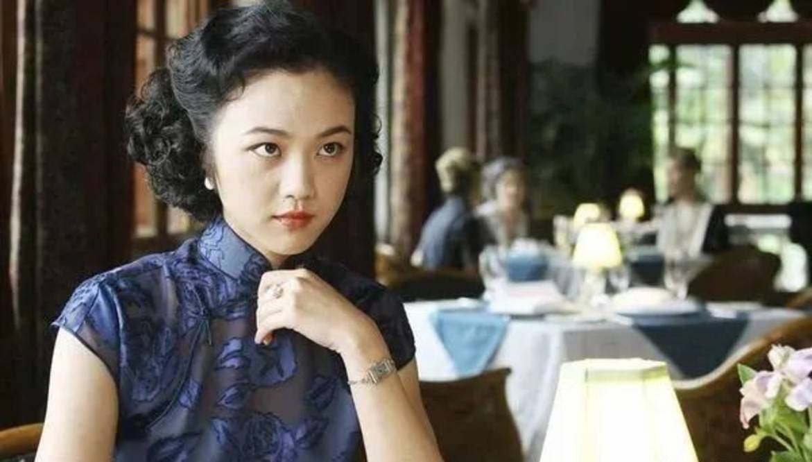 美人|别再吹捧直角肩了!来,让这五位女演员告诉你,溜肩究竟有多美!