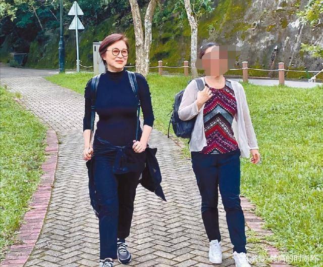 林青霞|林青霞近照曝光，一身休闲黑衣陪友人漫步！真不像66岁的老太太