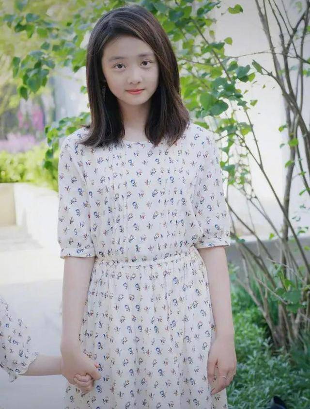 变化|黄磊女儿黄多多变化太大了，麻花辫+蕾丝连衣裙，青春可爱很甜美