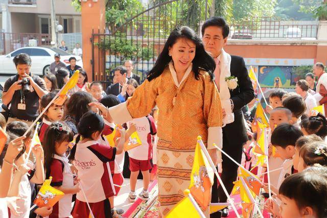 国王|不丹最受宠大王母64岁似少女，女儿嫁平民生俩娃，却被迫离婚