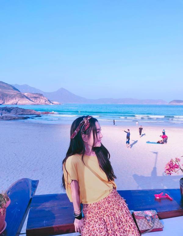 卫衣|54岁温碧霞坚持扮嫩，穿抹胸裙扮花仙子，没生过孩子也难挡衰老