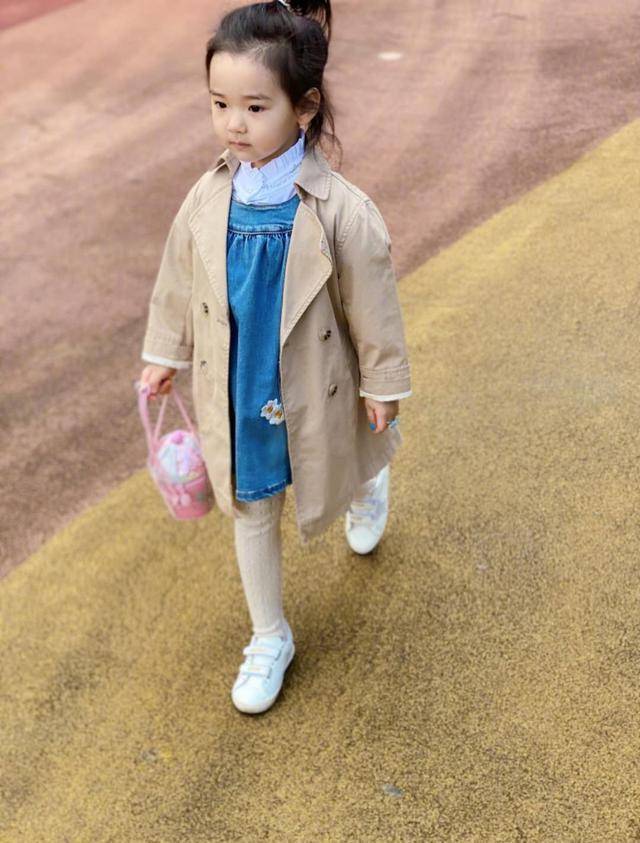 董璇|高云翔回来后，女儿小酒窝终于笑了，穿衣时髦连表情都丰富多彩