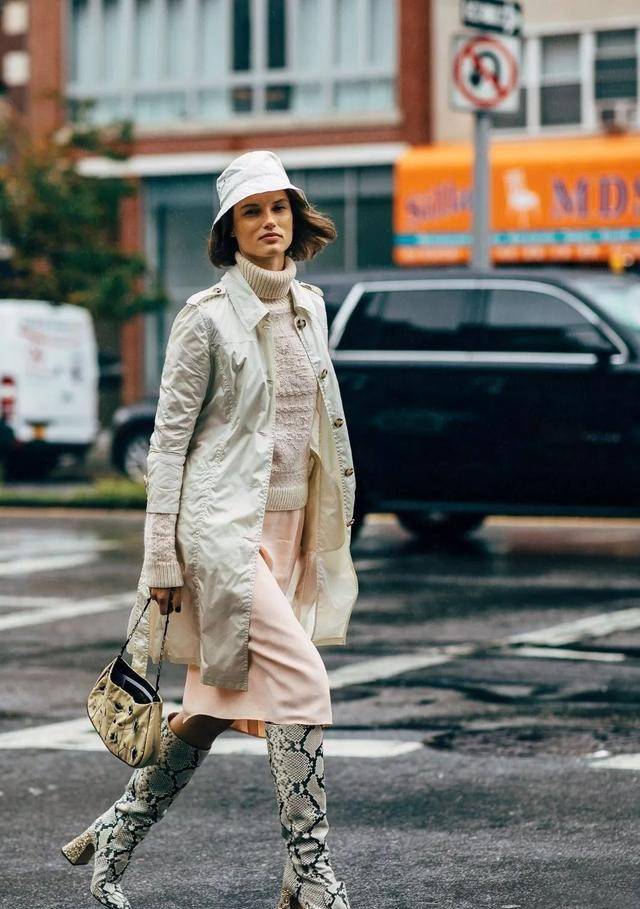 职场|长筒靴和半身裙的这套搭配会更加的职场化