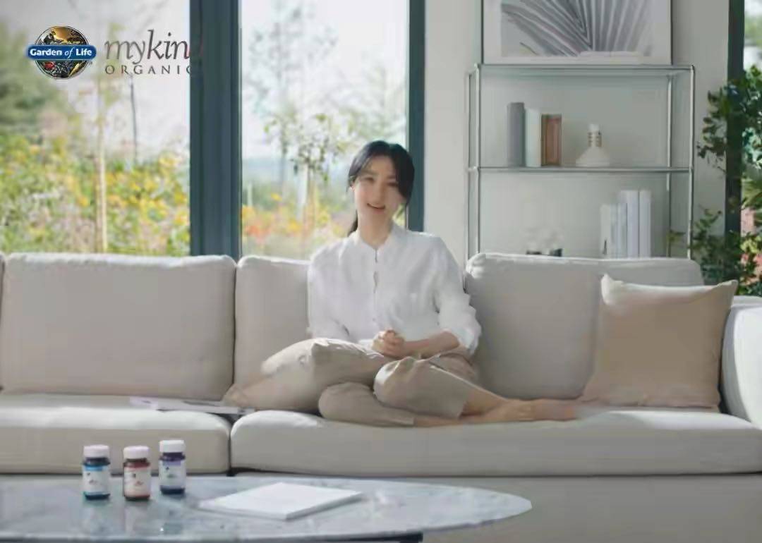 毛衣|李英爱近照曝光！针织衫搭马甲珍珠项链好炫，49岁脸嫩得不像话