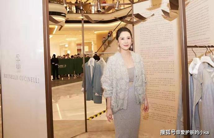 身材|海清哪像奔五的人，穿毛衣开衫配针织裙时髦，一点小肚腩都没有