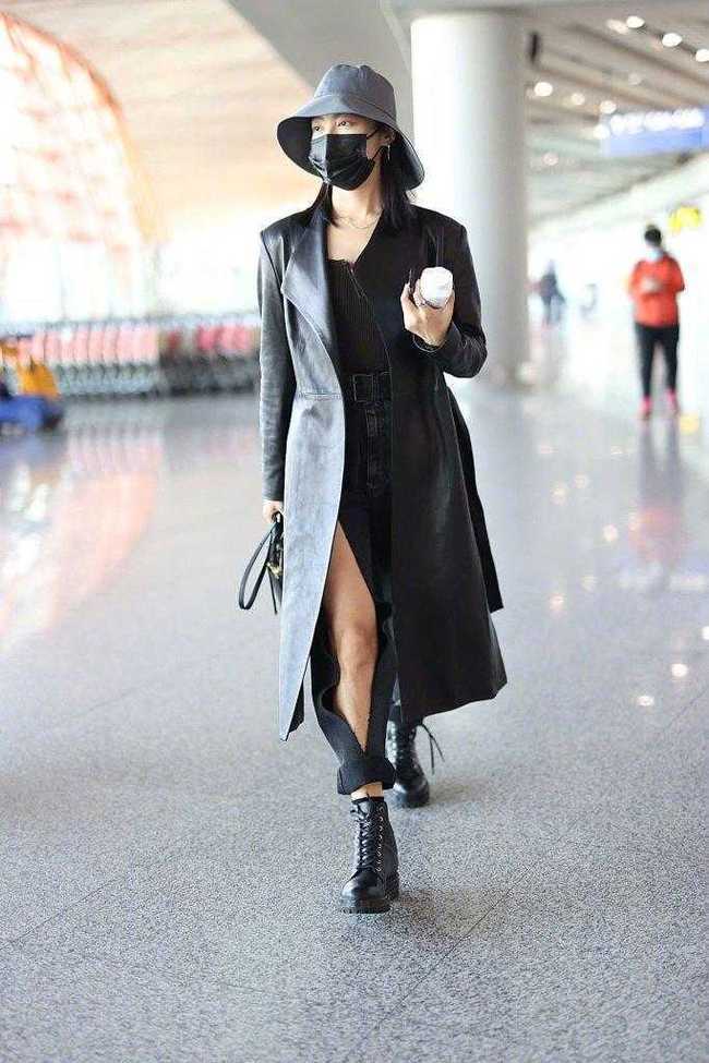 显得|郑希怡穿一袭风衣,搭配黑色长裤走机场,高级又洋气!