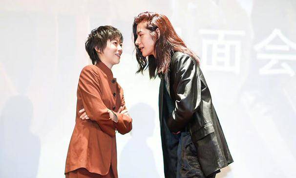 魅力|窦靖童瘦完身容光焕发！穿牛仔反戴帽走机场，歪头翻白眼真像王菲