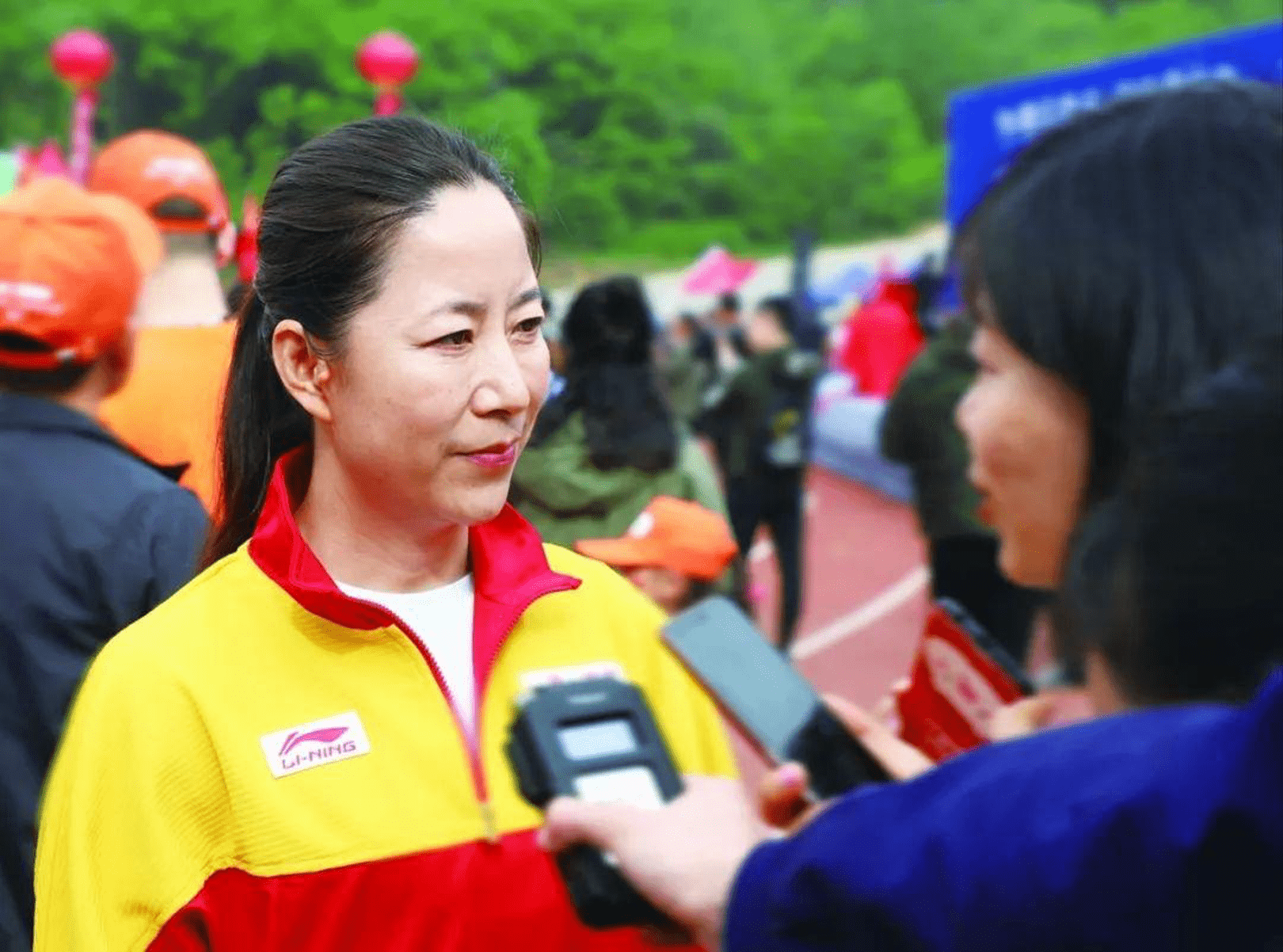 王军霞身披国旗 50680f7ab75b41068639324fe30e61a1.png