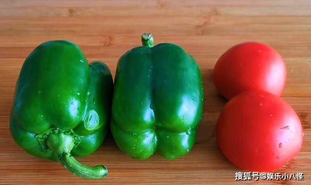 蔬菜|早餐新做法：2个青椒，2个西红柿，简单易做好吃又入味，真解馋