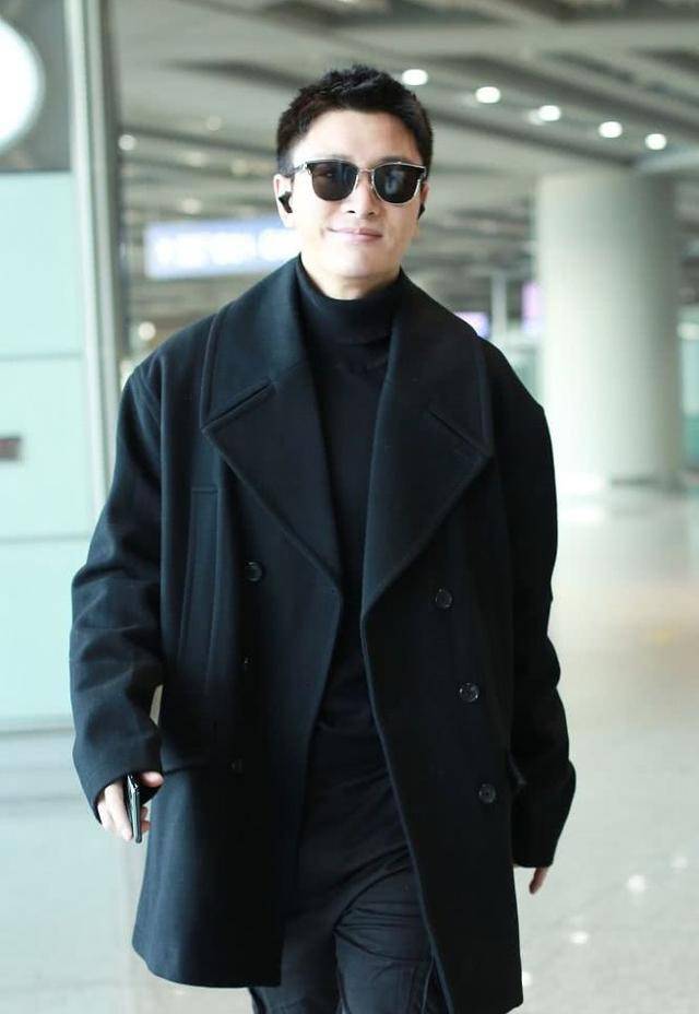 黑色|35岁贾乃亮知性了，全黑look配马丁靴现身机场，看得出他的笑很浅