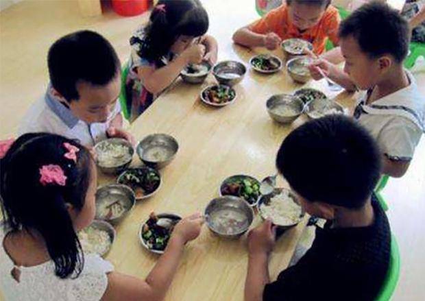 刘先生|挑食女儿上幼儿园后变乖了，食堂辞职阿姨的一张照片，惹怒家长