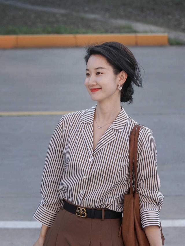颜色|精致的女人自带气场，针织衫配半身裙，女人30岁一样可以很高级
