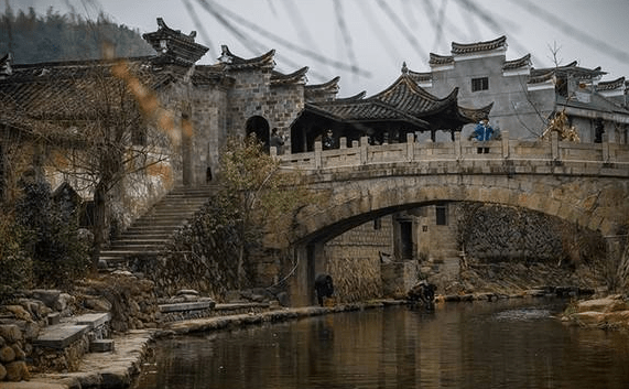 浙江最奇特的古镇，一脚踏遍三个省区，却被遗落在深山之中