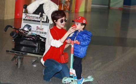 身材|44岁金巧巧罕见现身,毛衣一面红火一面清纯,穿高跟鞋不耽误抱娃