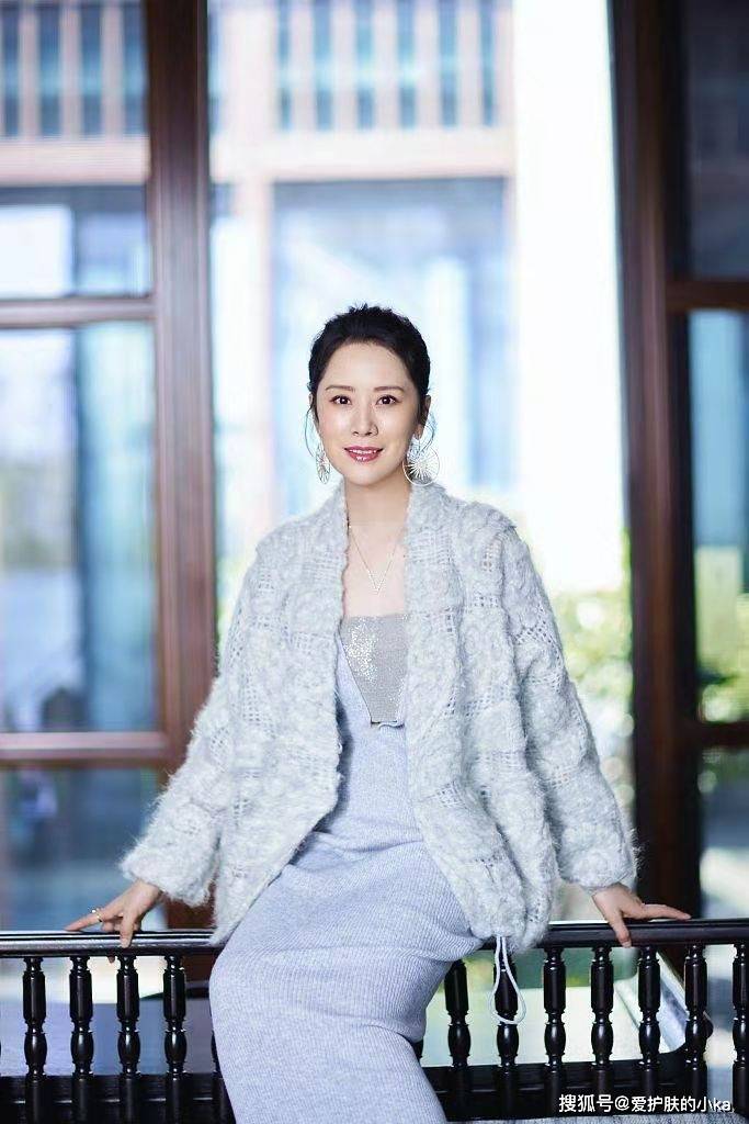 身材|海清哪像奔五的人，穿毛衣开衫配针织裙时髦，一点小肚腩都没有