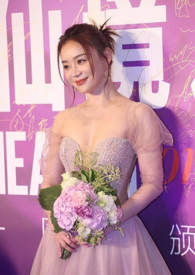 身材|袁姗姗的身材真没咋变，不秀马甲线也能看出身形，穿裙装挺高级