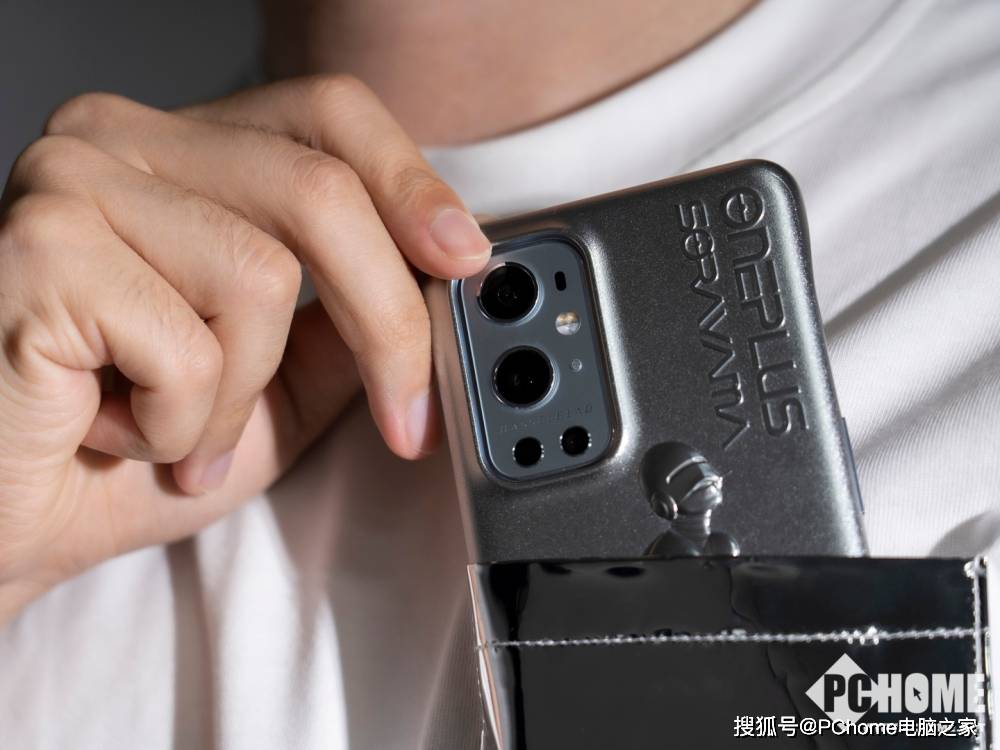 未来|一加9 Pro x 空山基闪银限定套装：未来感拉满