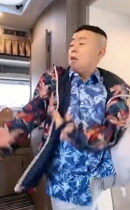 色调|潘长江不服老，穿印花衫跳《无价之姐》，动作灵活哪像63岁大叔样