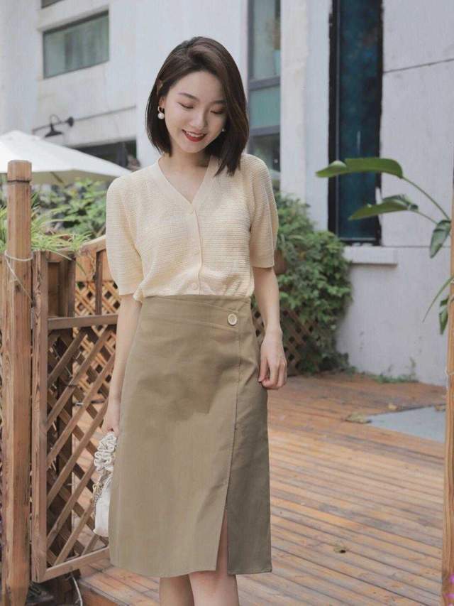 颜色|精致的女人自带气场，针织衫配半身裙，女人30岁一样可以很高级