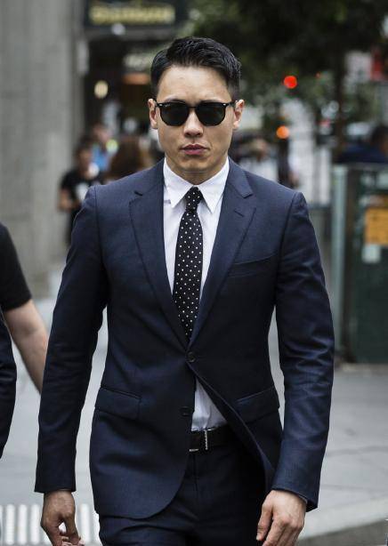 大腿|高云翔都回来了,女儿小酒窝“翻脸”不认爸!抱着董璇大腿不撒手