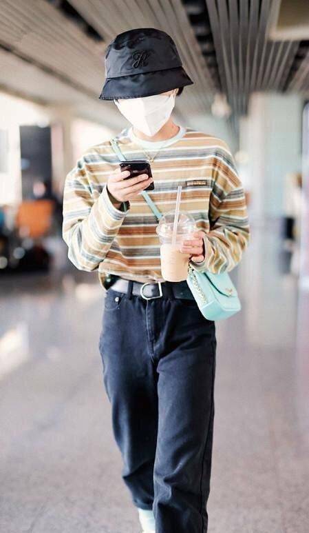 条纹|张子枫真是长大了，穿“二分条纹衣”秀身材，有点女人味了