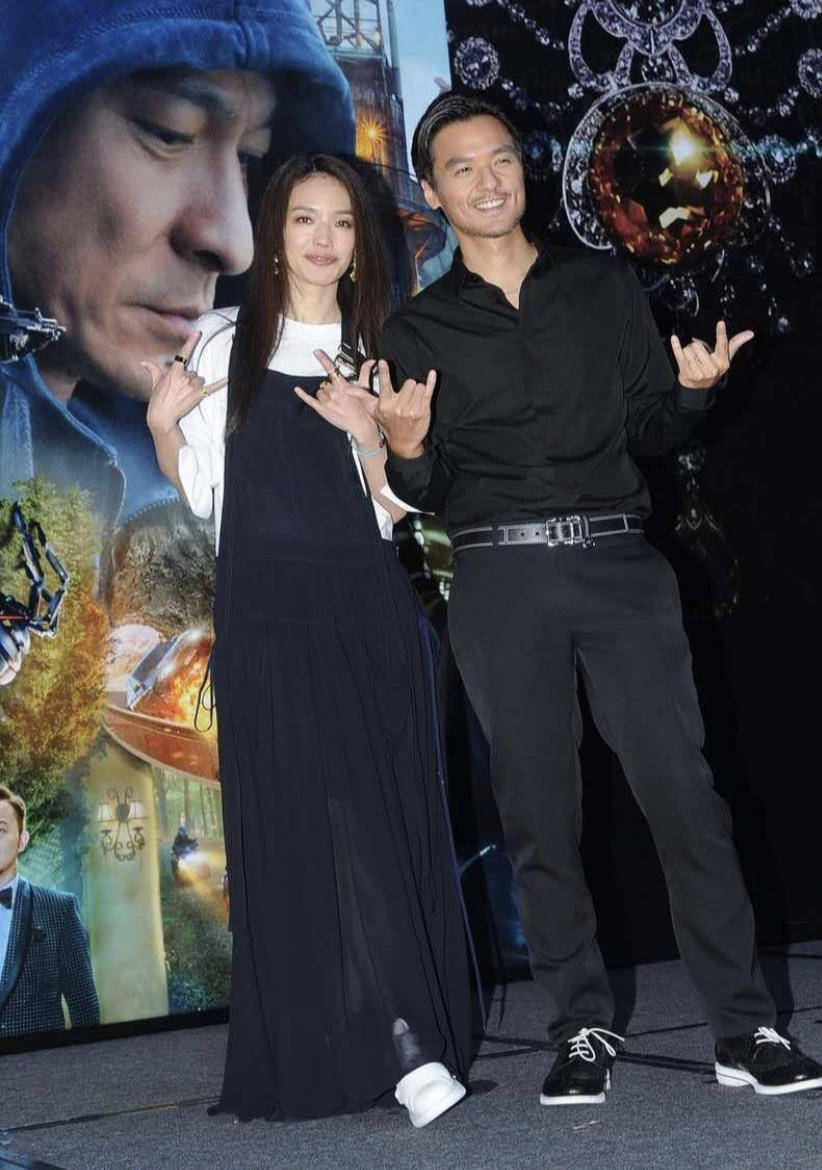 颜色|又被舒淇的“大胆”震住，领口开到腰+大露背的连衣裙都hold得住