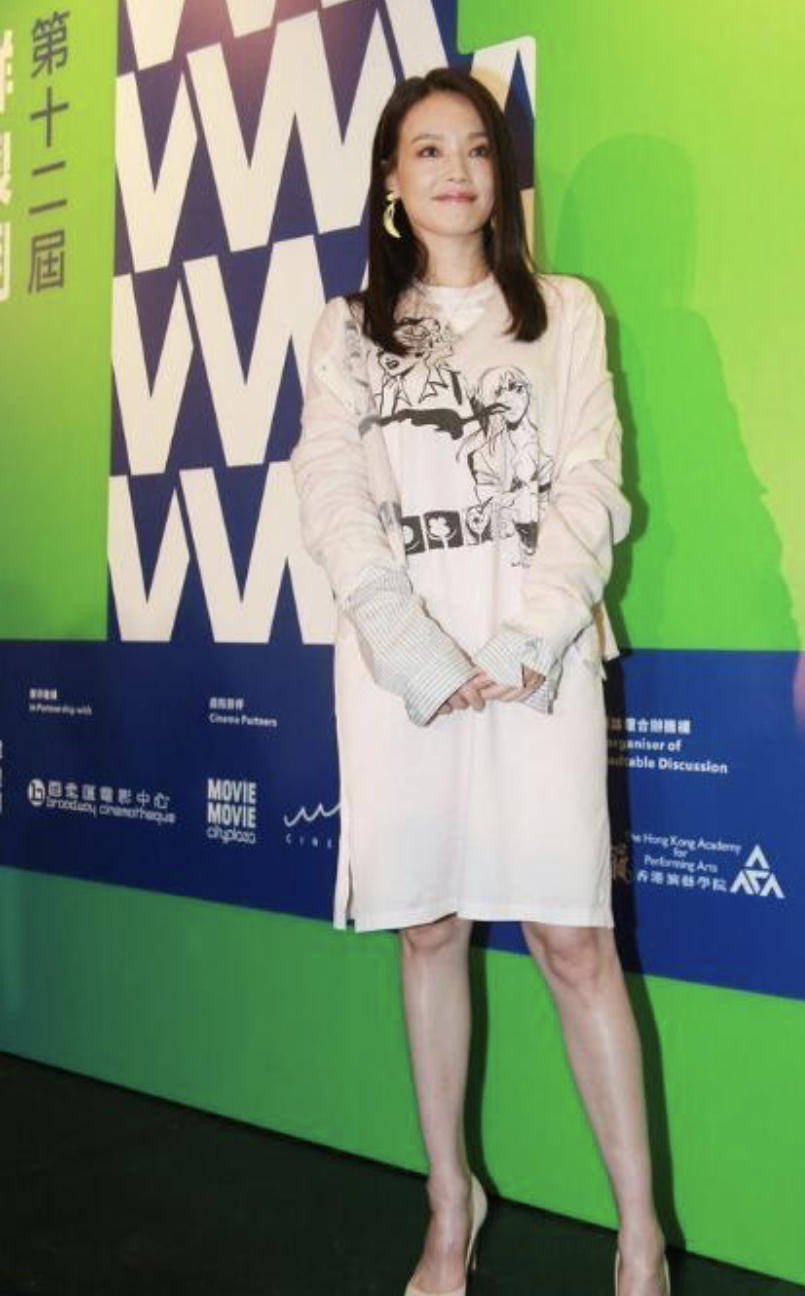 颜色|又被舒淇的“大胆”震住，领口开到腰+大露背的连衣裙都hold得住