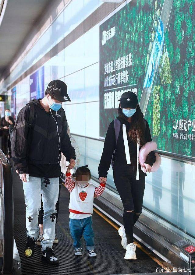 一身|颖儿一家三口走机场，2岁女儿正脸照曝光，自己走路稳当穿得潮