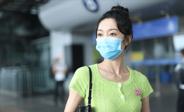 进行|宣璐的腰身真抢眼，穿搭选对很重要，休闲装轻松活力好强