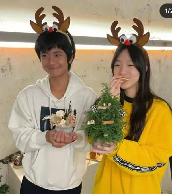 黑色|小S大女儿晒美照！15岁穿露脐装搭高腰裤秀身材，天生高级脸